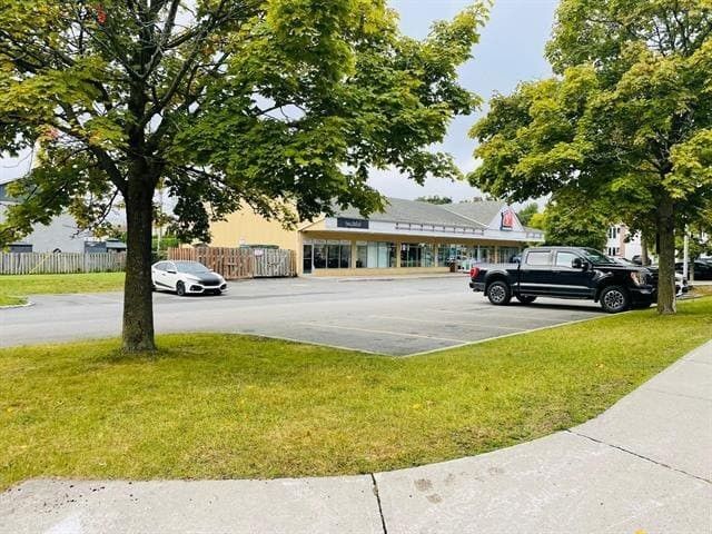 Primary Photo Of 730 Boul Du Mont-Royal, Gatineau Freestanding For Sale