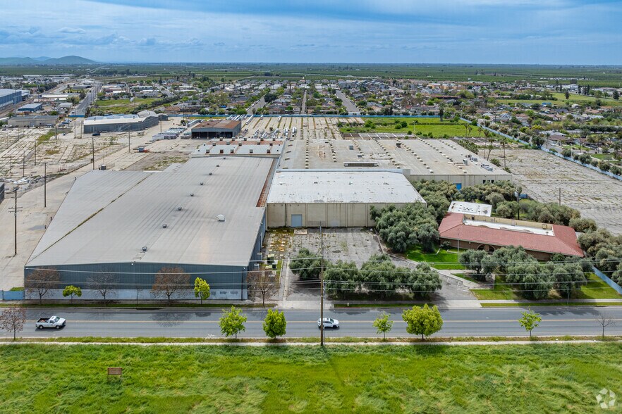 Primary Photo Of 650 W Tulare Rd, Lindsay Showroom For Lease