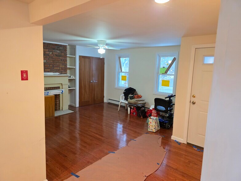 More Photos Of 25 Mill St, Middletown Storefront Retail Residential For Sale