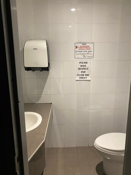 More Photos Of 31 N Bridge St, Staten Island Freestanding For Lease