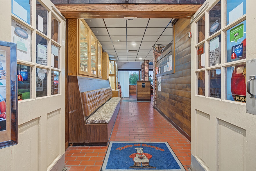 More Photos Of 1901 W Pioneer Pky, Arlington Restaurant For Sale