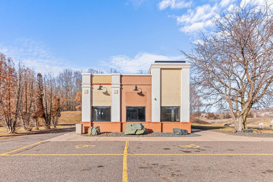 Primary Photo Of 705 Industrial Pky, Saint Croix Falls Fast Food For Sale