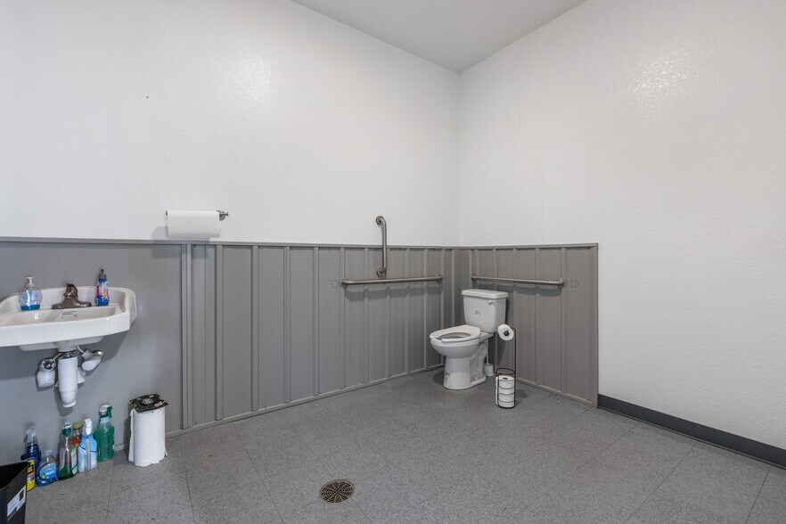 More Photos Of 320 S 26th St, Spearfish Storefront Retail Office For Sale