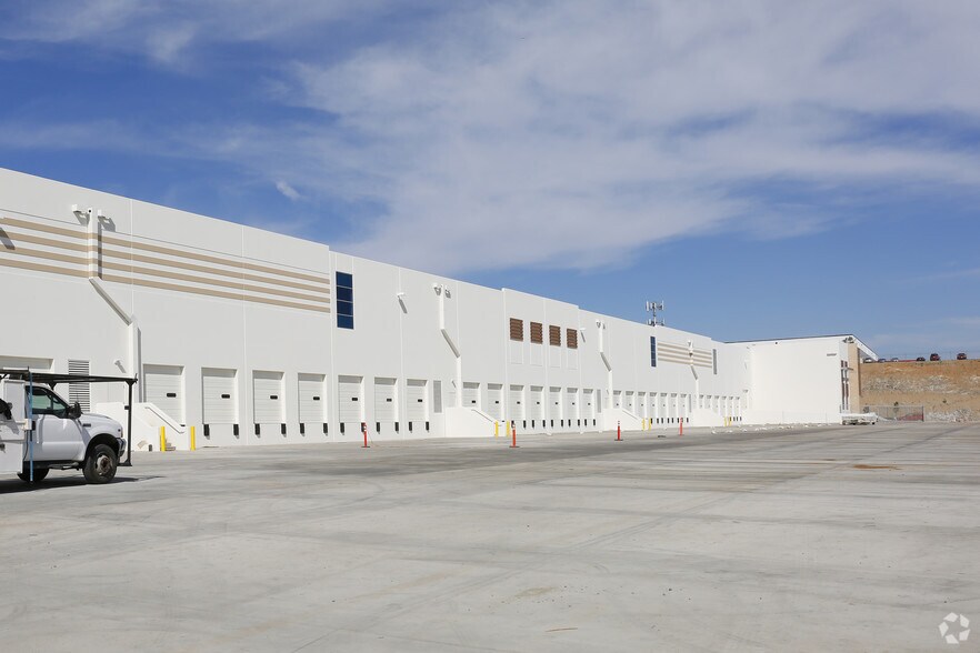 More Photos Of 2553 Sampson Ave, Corona Warehouse For Lease