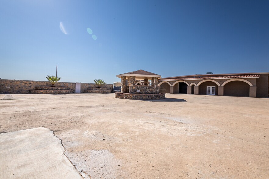 More Photos Of 13644 David Dr, El Paso Showroom For Lease