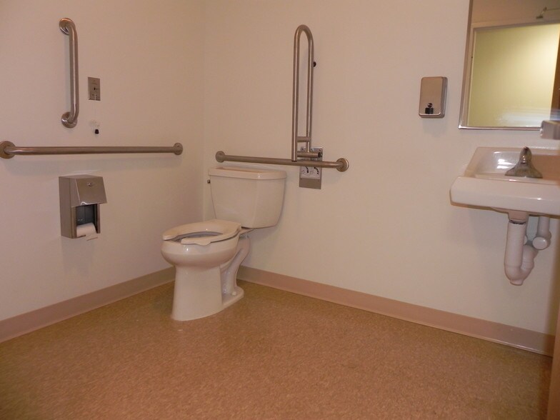 More Photos Of 48 Meriden Rd, Middlefield Storefront For Sale