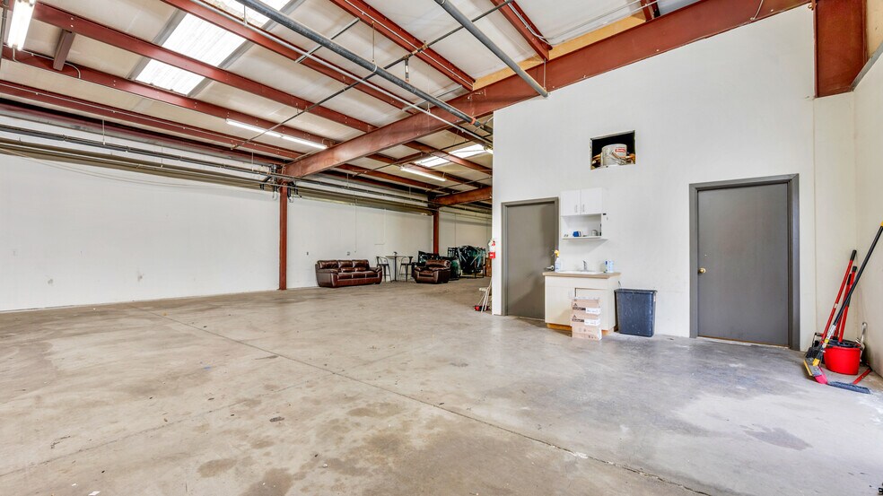 More Photos Of 1885 E Griffith Way, Fresno Warehouse For Lease