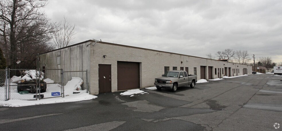 More Photos Of 289 Suburban Ave, Deer Park Warehouse For Lease