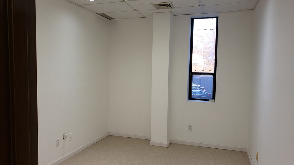 More Photos Of 4 Cedar Swamp Rd, Glen Cove Office For Sale