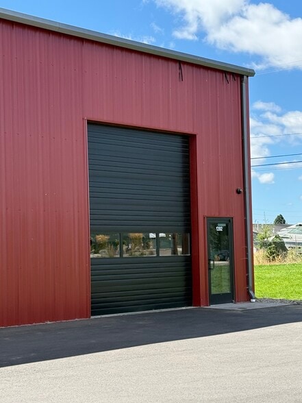 Primary Photo Of 1392 Alpha dr, Mcminnville Light Distribution For Lease