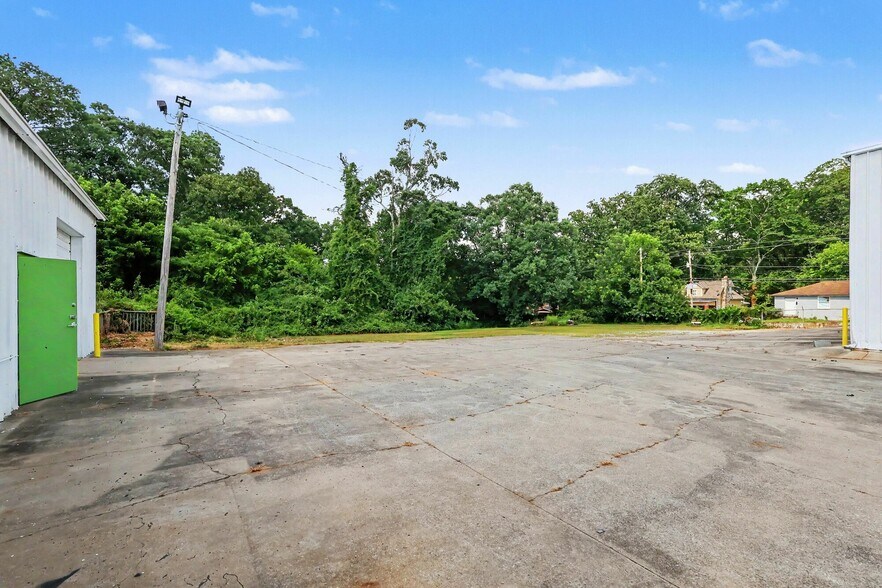 More Photos Of 1445 Cleveland Ave, East Point Showroom For Sale