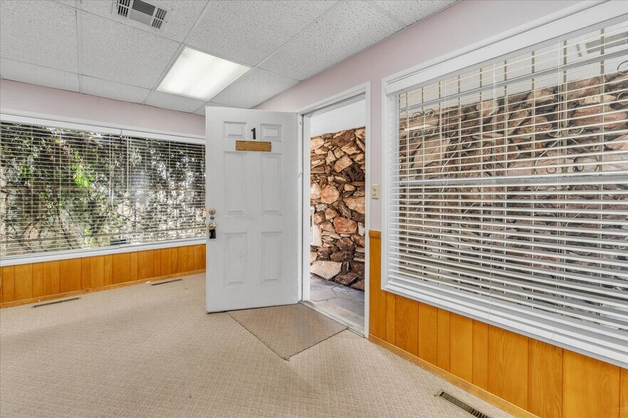 More Photos Of 18032 Ventura Blvd, Encino Medical For Lease