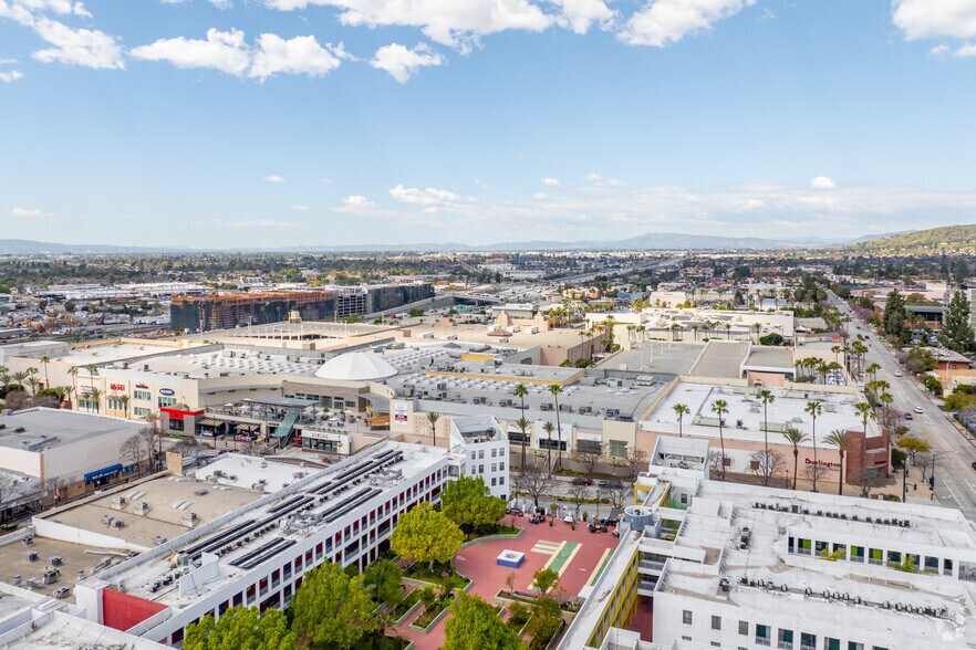 More Photos Of 201 E Magnolia Blvd, Burbank General Retail For Lease