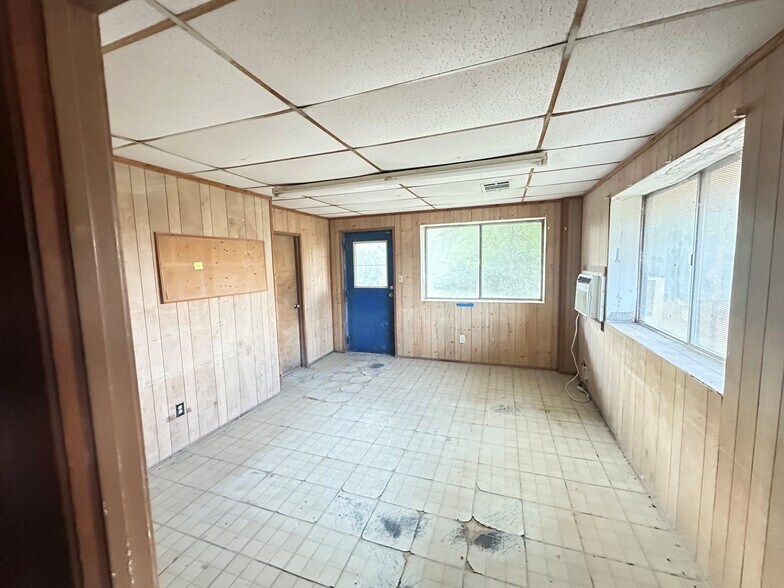More Photos Of 2936 Woodward Ave, Ruston Light Distribution For Sale