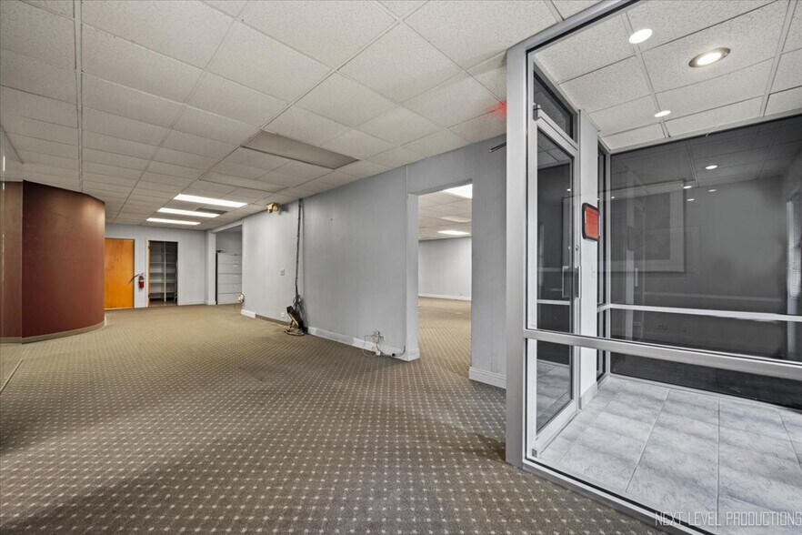 More Photos Of 422 E State St, Geneva Office For Sale