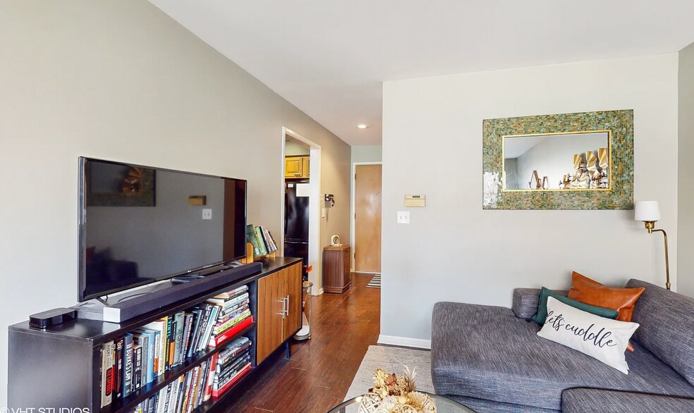 More Photos Of 950 Washington Blvd, Oak Park Apartments For Sale