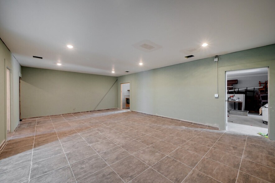 More Photos Of 2200-2204 S WW White Rd, San Antonio Restaurant For Lease