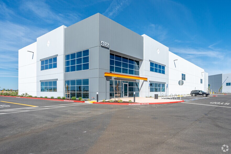 More Photos Of 4535 W Elkhorn Blvd, Sacramento Distribution For Sale