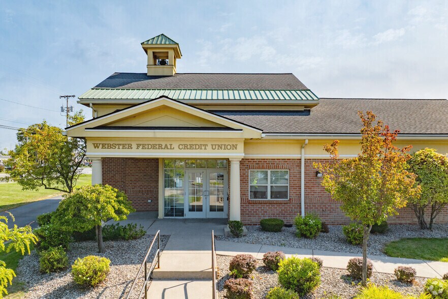 More Photos Of 815 Ridge Rd, Webster Bank For Lease