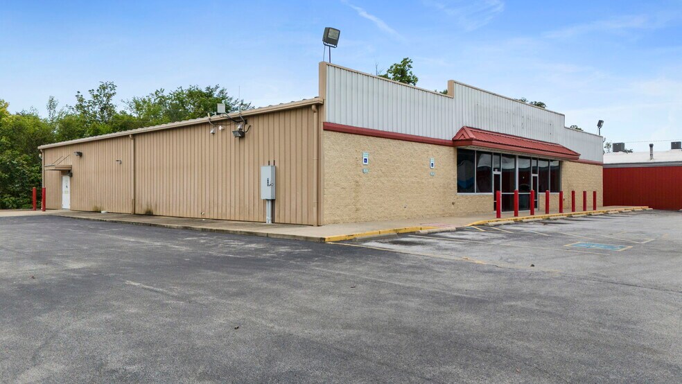 More Photos Of 395 N Gardner St, Scottsburg Freestanding For Lease