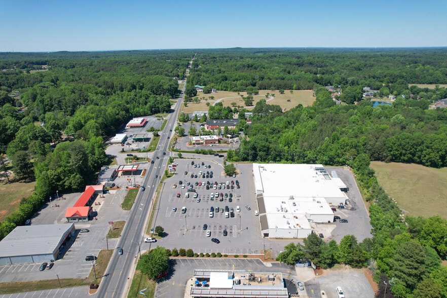 More Photos Of 956-968 W Main St, Rockwell Supermarket For Lease