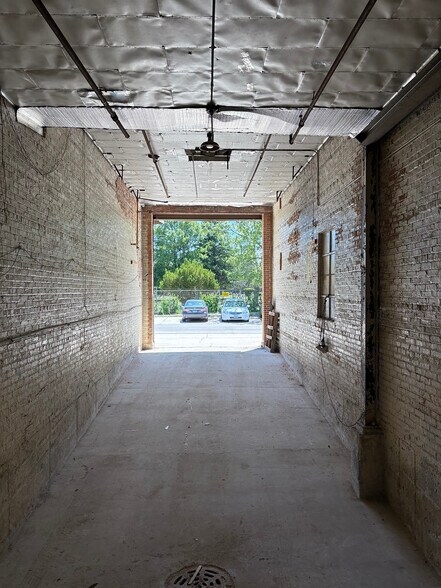 More Photos Of 6620 W Dakin St, Chicago Warehouse For Lease
