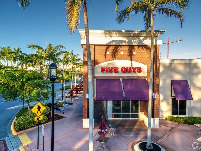 More Photos Of 801 S University Dr, Plantation General Retail For Lease