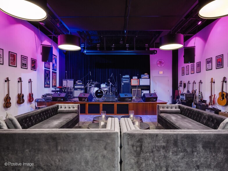 More Photos Of 610-642 Anthony Trl, Northbrook Light Distribution For Sale