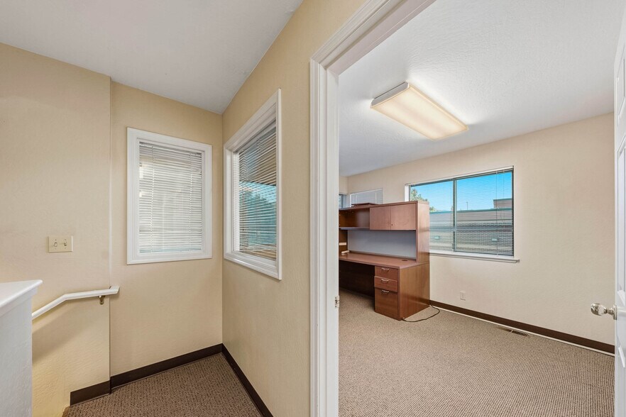 More Photos Of 735 SE 7th St, Grants Pass Office For Sale