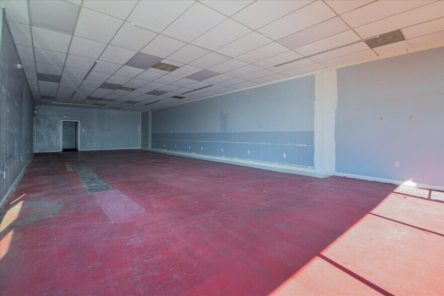 More Photos Of 1970 E Washington Ave, Vinton Storefront Retail Office For Lease