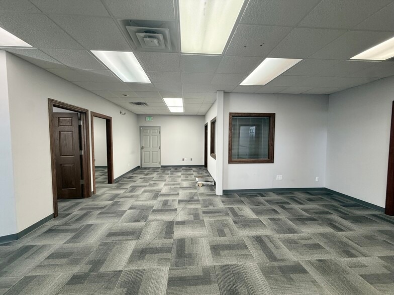 More Photos Of 1620 Country Club Rd, Valparaiso Freestanding For Lease