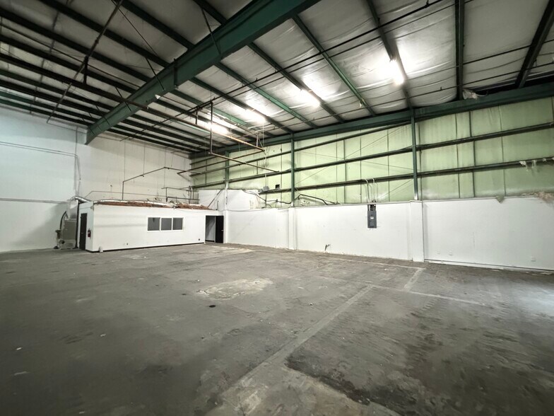 More Photos Of 12890 Automobile Blvd, Clearwater Manufacturing For Lease