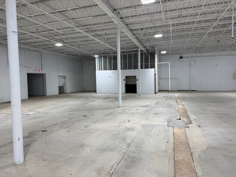 More Photos Of 1084 E 2nd St, Franklin Supermarket For Lease