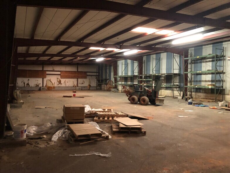 More Photos Of 3 Mize Rd, Toccoa Showroom For Lease