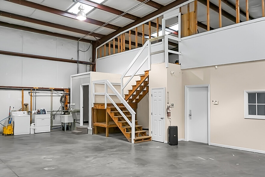 More Photos Of 1307 State Rd, Summerville Industrial For Lease