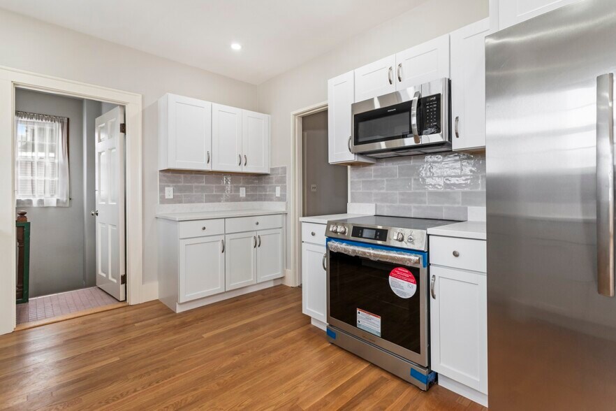 More Photos Of 4-6 Common St, Stoneham Storefront Retail Residential For Sale