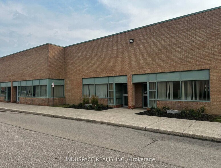 More Photos Of 2400 Lucknow Dr, Mississauga Light Distribution For Lease