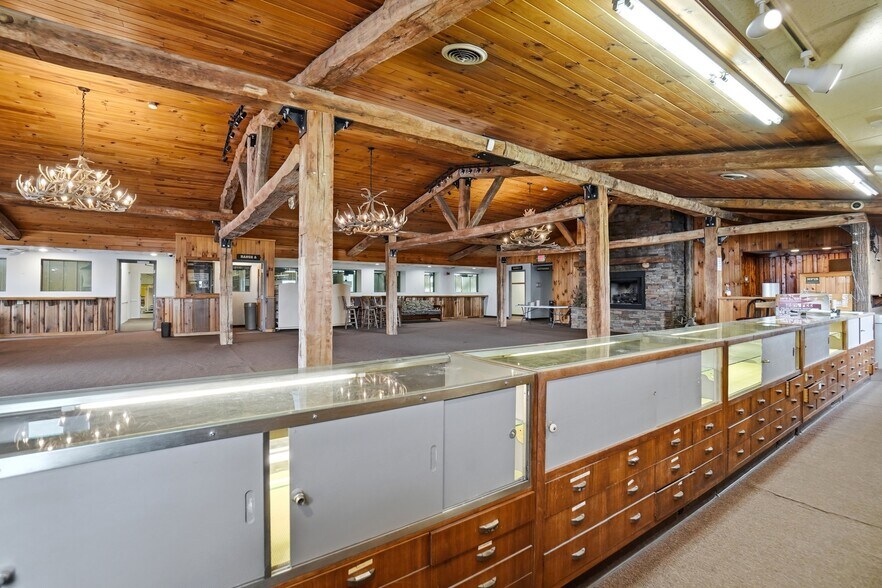 More Photos Of 309 E Leffel Ln, Springfield Freestanding For Sale