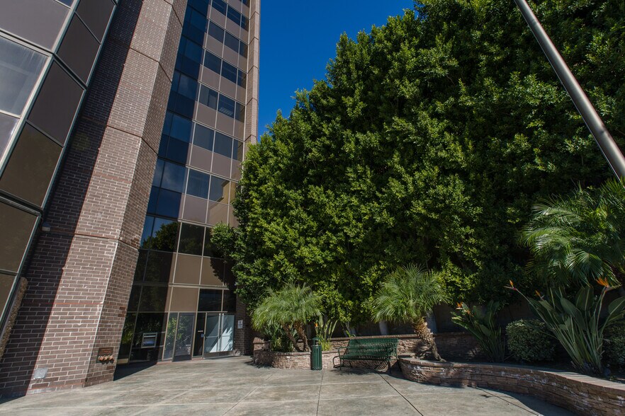 More Photos Of 18321 Ventura Blvd, Tarzana Office For Lease