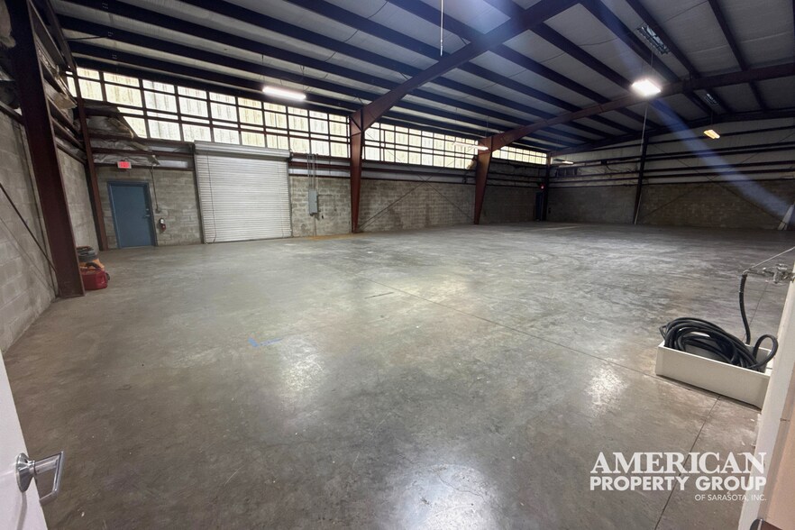 More Photos Of 7117 24th Ct E, Sarasota Warehouse For Lease