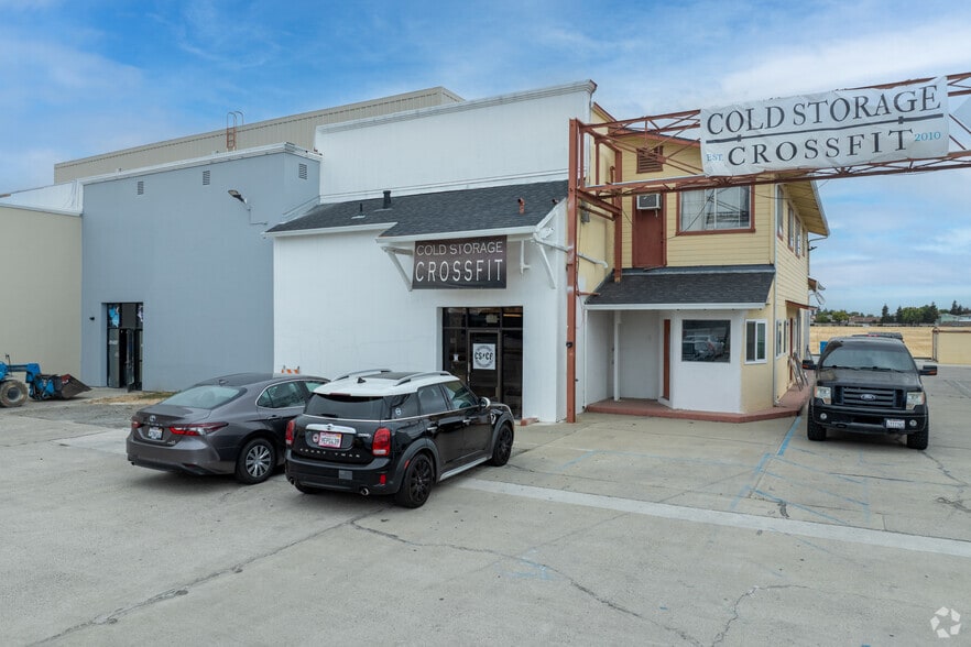 More Photos Of 320 Hillcrest Rd, Hollister Showroom For Lease