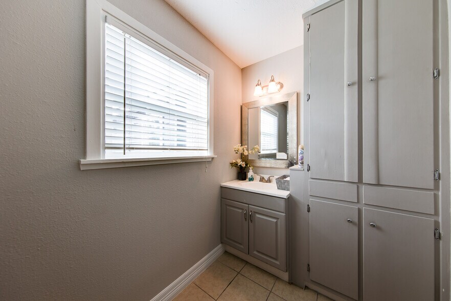 More Photos Of 2208 Strawberry Rd, Pasadena Office Residential For Sale