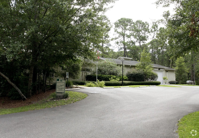 More Photos Of 14 Palmetto Business Park Rd, Hilton Head Island Showroom For Sale