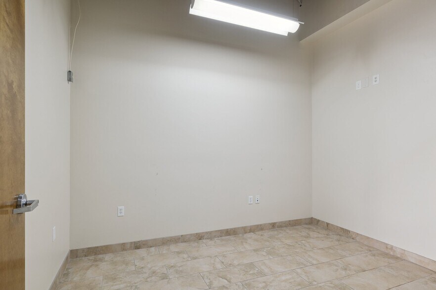 More Photos Of 9096 E Bahia Dr, Scottsdale Showroom For Lease
