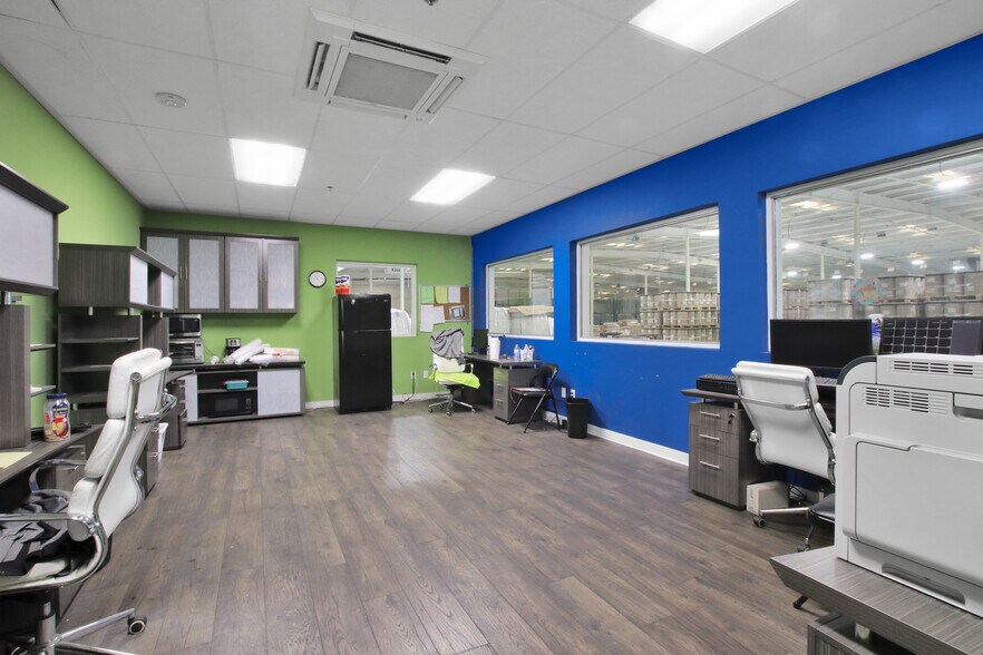 More Photos Of 916 Commerce Cir, Hanahan Warehouse For Lease