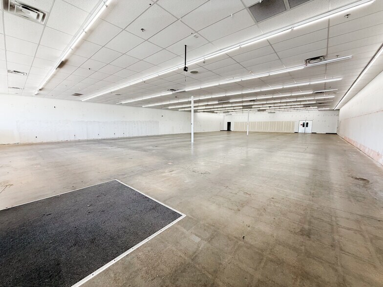 More Photos Of 2502-2504 50th St, Lubbock Freestanding For Lease