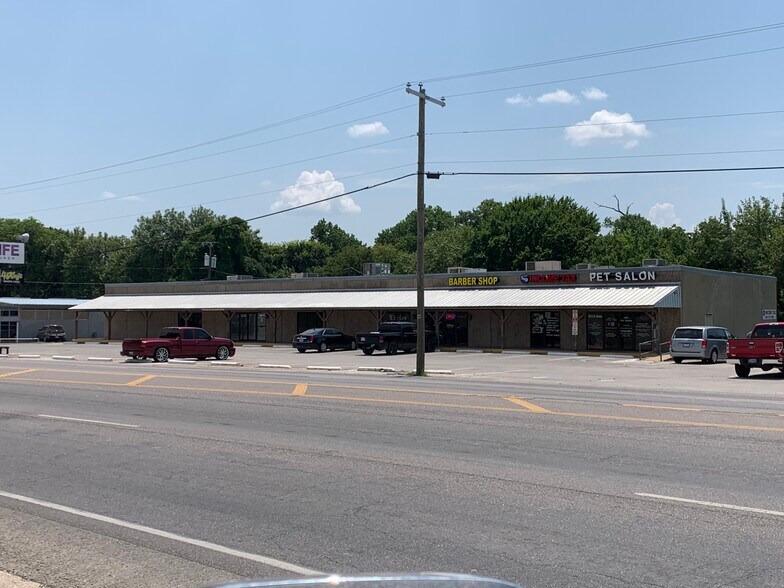 More Photos Of 1605-1611 N Main St, Cleburne Storefront For Lease
