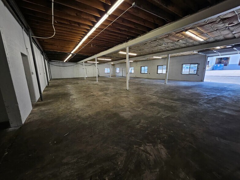 More Photos Of 1433 W Lark Industrial Dr, Fenton Warehouse For Sale