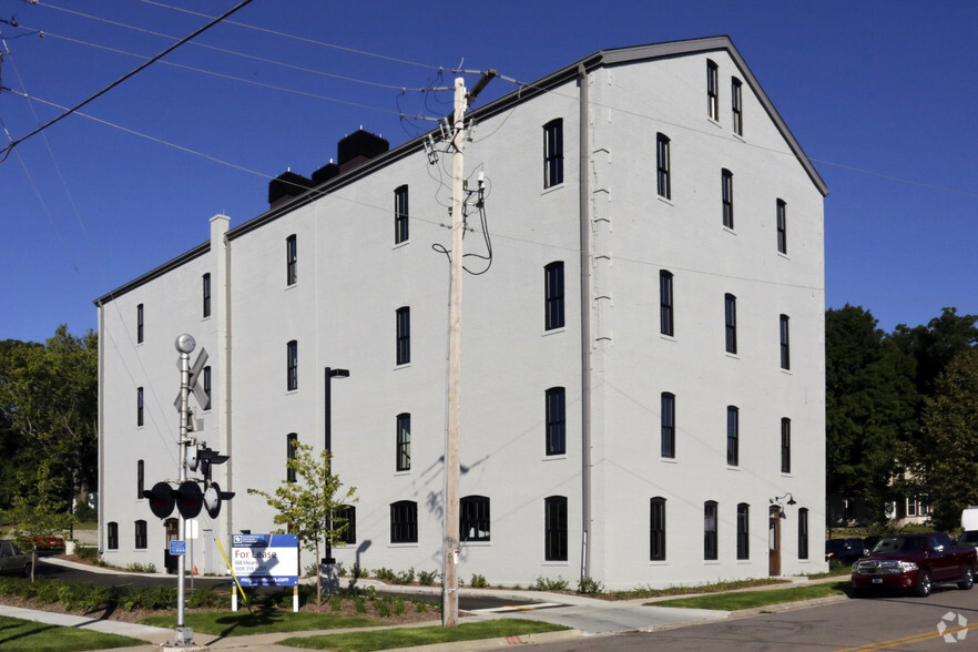 Primary Photo Of 207 N Academy St, Janesville Office For Lease