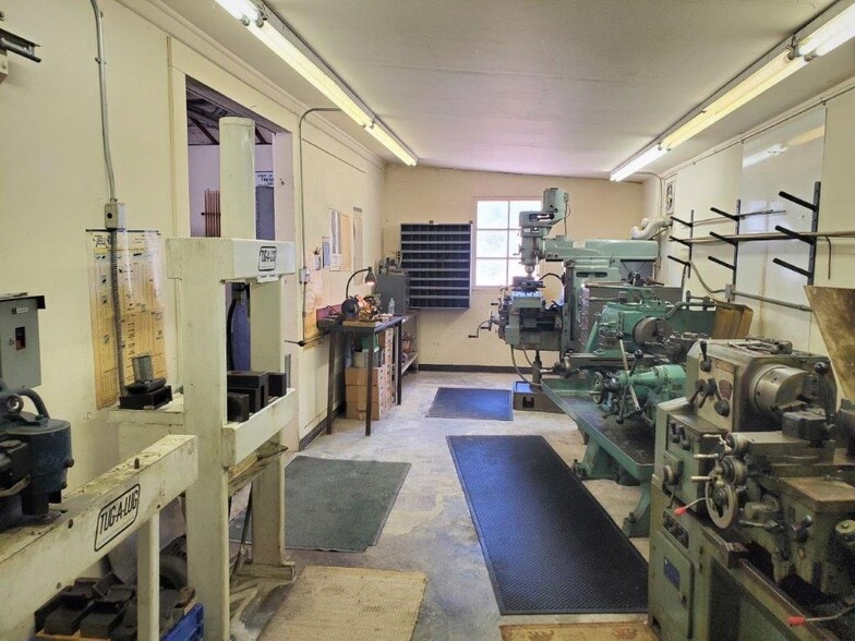 More Photos Of 41614 102nd St E, Palmdale Industrial For Lease